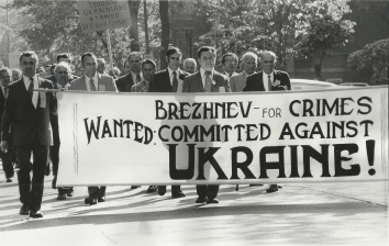 1973, October 21. DA. Chicago, Illinois. American Ukrainian’s demonstration marking the 40th anniversary of the Soviet Russia made famine and continuous oppression of Ukrainian people. Photo by Mayo (Front)
