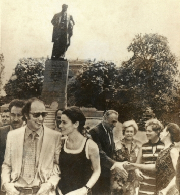 1971, May 21. CA. Kyiv, Soviet Ukraine. SIGHTSEEING IN KYIV - Canadian Prime Minister Pierre Trudeau, left, walks arm-in-arm with his wife, Margaret, Friday near the Shevchenko Monument in Kyiv. AP Wirephoto (Front)