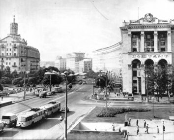 1972, May 20. CA. Kyiv, Soviet Ukraine. KYIV STREET SCENE - this is a view of Khreshchatik Street in Kyiv. Photo from Tass, the Soviet agency. AP Wirephoto (Front)