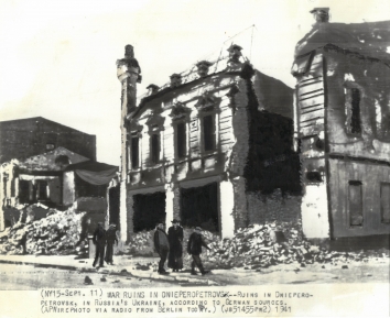 1941, September 11. EA. Dnipropetrovsk, Soviet Ukraine. WAR RUINS IN DNIPROPETROVSK. - Ruins in Dnipropetrovsk, in Russia's Ukraine, according to German sources. AP Wirephoto (Front)